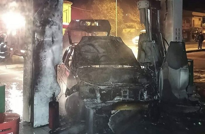 IX «καρφώθηκε» σε αντλία βενζινάδικου και έγινε παρανάλωμα του πυρός