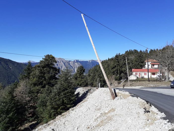 Κολώνα της ΔΕΗ έγειρε επικίνδυνα στην Καστανιά του δήμου Ναυπακτίας