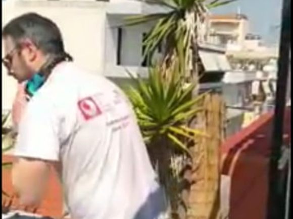 Kορωνοϊός: Aγρινιώτης παίζει μουσική σε ταράτσα- Η καθημερινότητα των πολιτών από άλλη πλευρά!