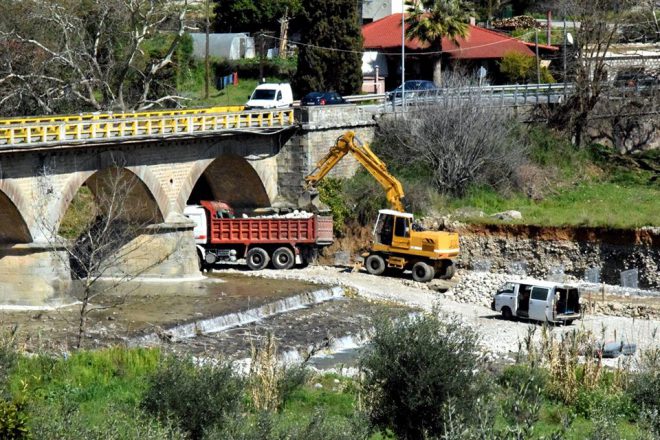 Συνεχίζεται η συντήρηση της γέφυρας στη Νέα Αβώρανη-Χρήζει άμεσης παρέμβασης και το επάνω μέρος!