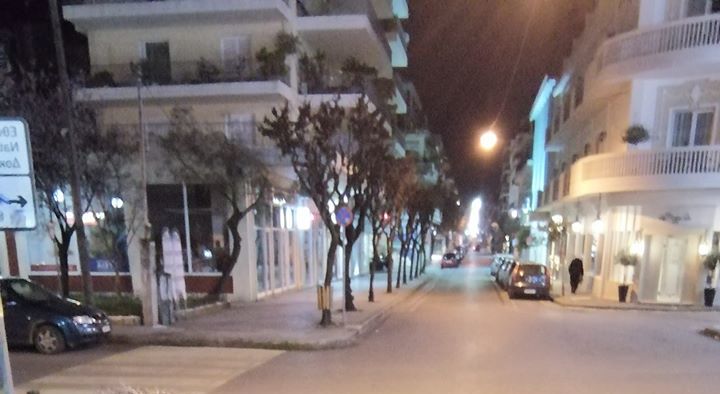 Αγρίνιο: Το πρωί άδειασαν τα ράφια των σούπερ μάρκετ και τώρα “νέκρα” στο κέντρο!