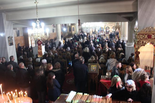 Γεμάτες από κόσμο οι εκκλησίες, κόντρες για τη θεία κοινωνία και τον κοροναϊο!