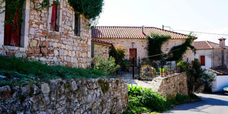 Κορωνοϊός: Πώς κυλά η ζωή στα 2 χωριά σε καραντίνα στην Κοζάνη -Τους πάνε με στολές προμήθειες στις πόρτες