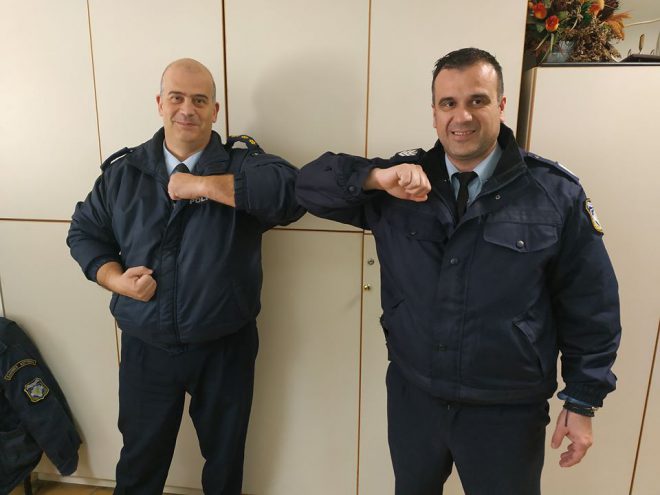 Ανώνυμος χορηγός προσέφερε μάσκες και γάντια στους Αγρινιώτες αστυνομικούς!