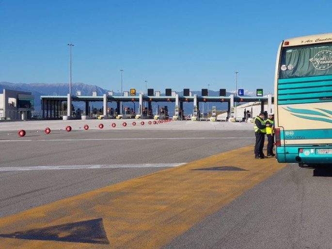 “Έχει πρόβλημα ο μπατζανάκης μου”, οι δικαιολογίες του ταξιδιού- ΣΤΟΠ σε 20 άτομα στη Γέφυρα