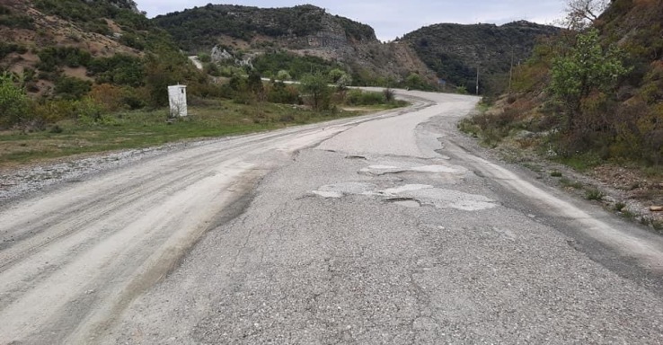 “Βομβαρδισμένο” τοπίο ο δρόμος Αλευράδας-Πετρώνας Βάλτου(φωτο)