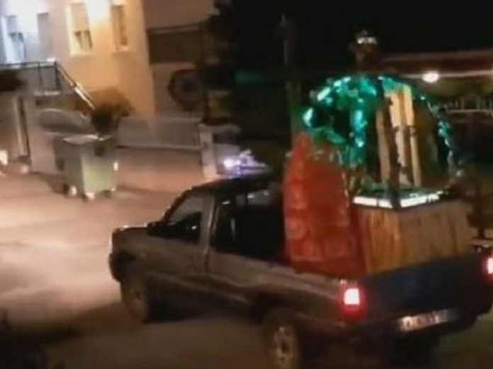 Ιερέας φόρτωσε… τον επιτάφιο σε αγροτικό και έκανε περιφορά στο χωριό (βίντεο)