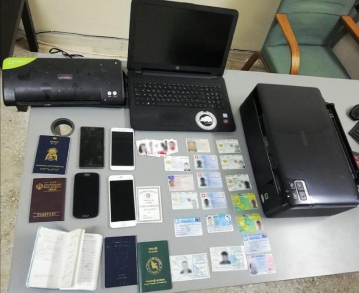 Θησαύριζαν πουλώντας πλαστά έγγραφα σε μετανάστες – Εντοπίστηκε ολόκληρο εργαστήριο