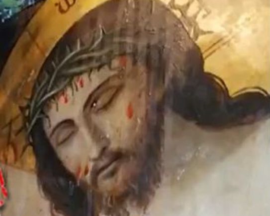 Γέμισε κηλίδες αίματος ο Εσταυρωμένος (βιντεο)