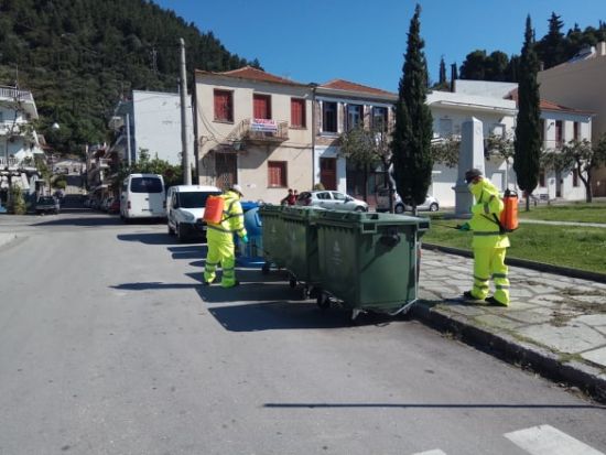 Σε πλύσεις και απολυμάνσεις των κάδων απορριμμάτων προχώρησε ο Δήμος Ναυπακτίας