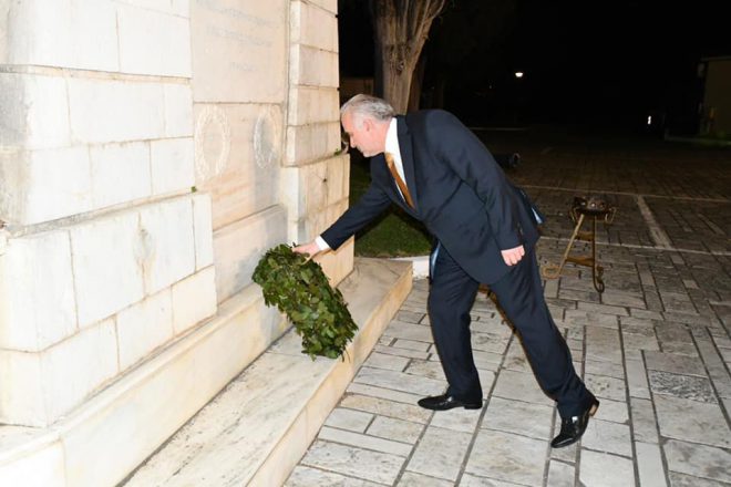 Μεσολόγγι: Απίστευτο-Μόνο ένα στεφάνι στον Τύμβο του Κήπου των Ηρώων λόγω κορονοιού