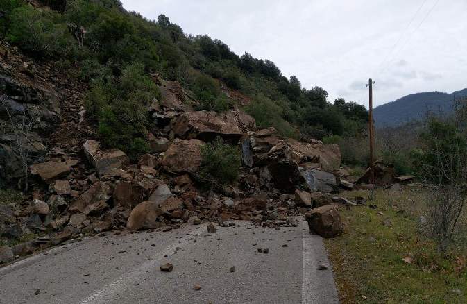 Πτώση βράχων στο Χάνι Ρέρεσης στην ορεινή Ναυπακτία