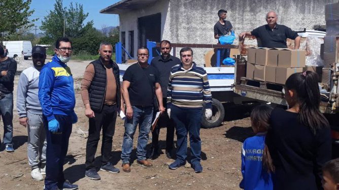 Προμηθεύει με υγειονομικό υλικό & τρόφιμα τους Ρομα ο Δήμος Αγρινίου