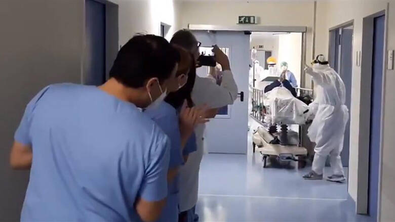 Κορωνοϊός: Γιατροί και νοσηλευτές χειροκροτούν ασθενή που βγήκε από τη ΜΕΘ στο Θριάσιο(video)