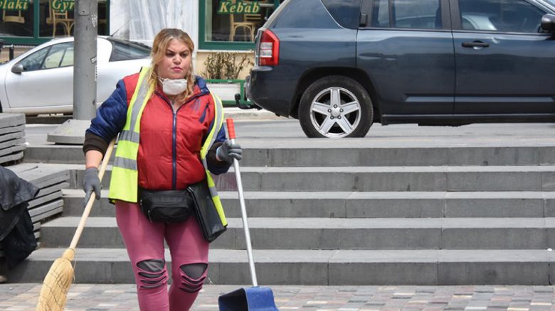 «Θα το ξαναέκανα όσο μεγάλο και αν ήταν το ποσό», λέει η Βαλτινιά καθαρίστρια που βρήκε και παρέδωσε τσάντα με 19.000 ευρώ