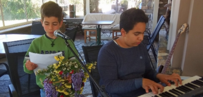 Αδελφάκια από τα Καλύβια είπαν διαδικτυακά τα κάλαντα του Λαζάρου