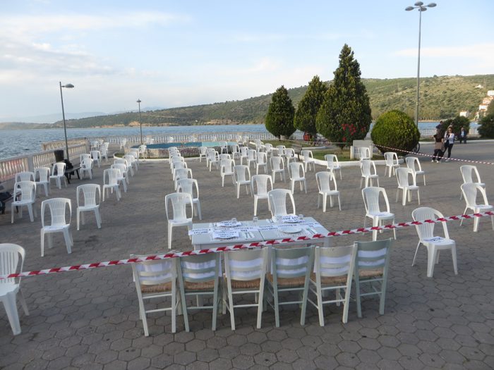 Με άδειες καρέκλες γέμισε και η πλατεία στην Αμφιλοχία