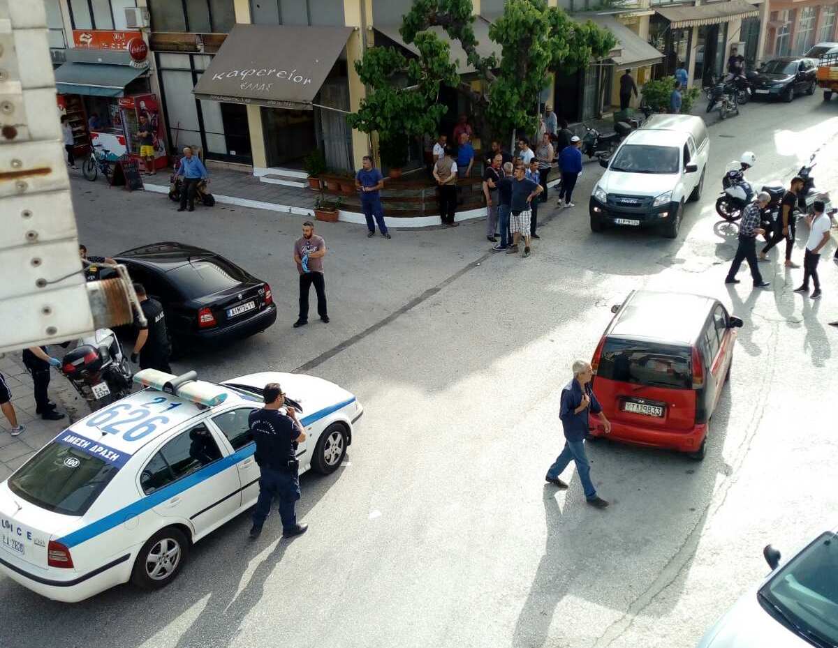 Χαμός στα Καλύβια:Aλλοδαπός έσπασε τζαμαρίες με τσαπί…