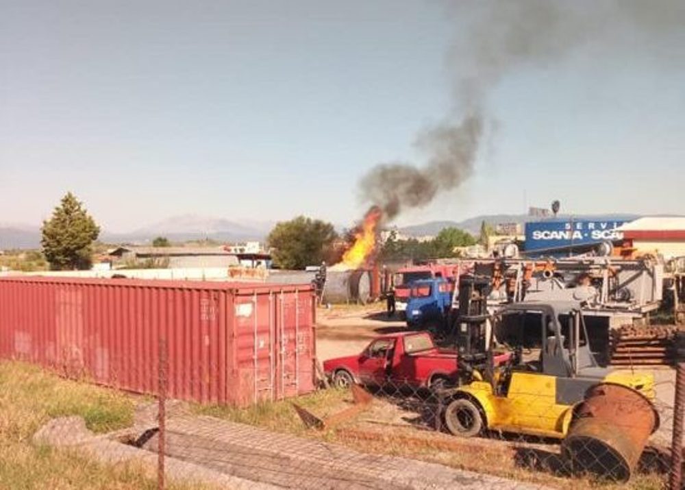 Φωτιά σε δεξαμενή με πίσσα στη Νεάπολη Αγρινίου(φωτο)