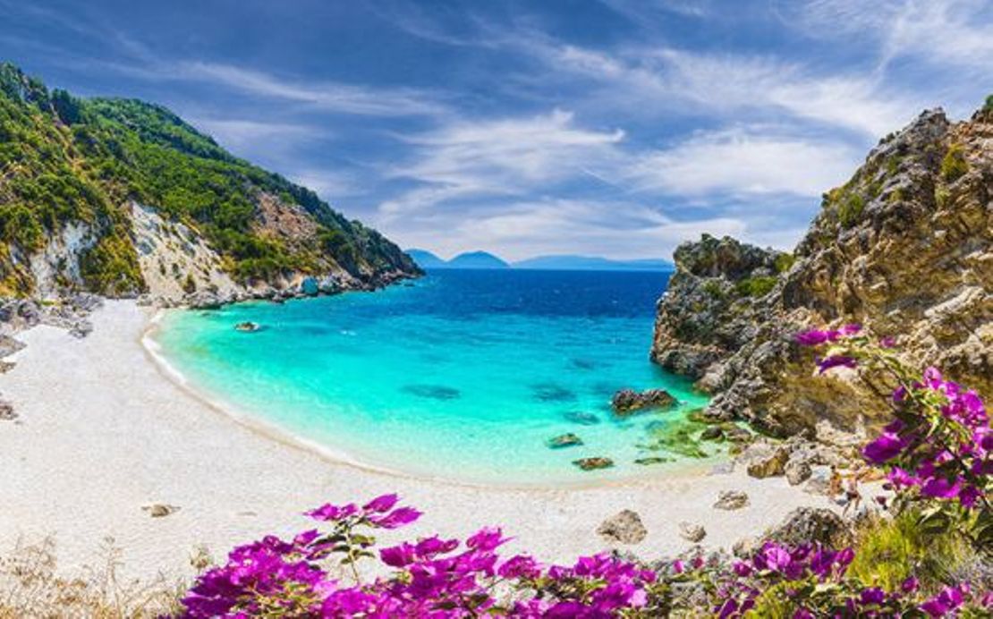 Η λευκή παραλία της Λευκάδας που μοιάζει σα να είναι… μυστική