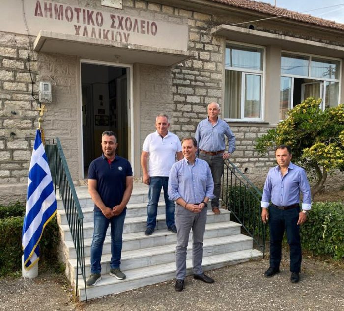 Ο Σπήλιος Λιβανός δίπλα στους ελαιοπαραγωγούς του Αιτωλικού