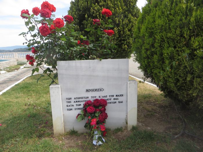 Λουλούδια στο μνημείο για τους πεσόντες στη Μάχη της Αμφιλοχίας