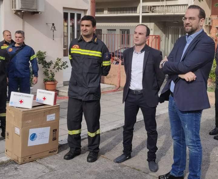 Παράδοση φαρμακευτικού υλικού στην Πυροσβεστική για τις ανάγκες των πυροσβεστικών οχημάτων.