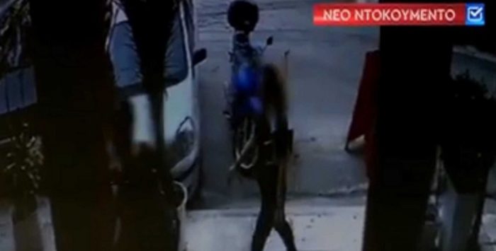 Επίθεση με βιτριόλι:Δύο νέα σημαντικά βίντεο-Είχε συνεργό η δράστις; Τι φαίνεται στα ντοκουμέντα