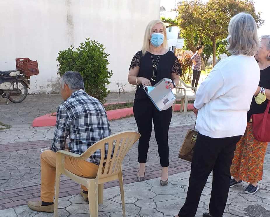 Διανεμήθηκαν μάσκες στα Καλύβια σε ευπαθείς ομάδες