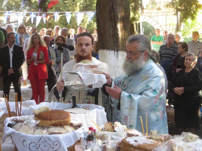 Με λαμπρότητα ο Πανηγυρικός Εσπερινός στο εκκλησάκι της Αγίας Τριάδος Αμφιλοχίας