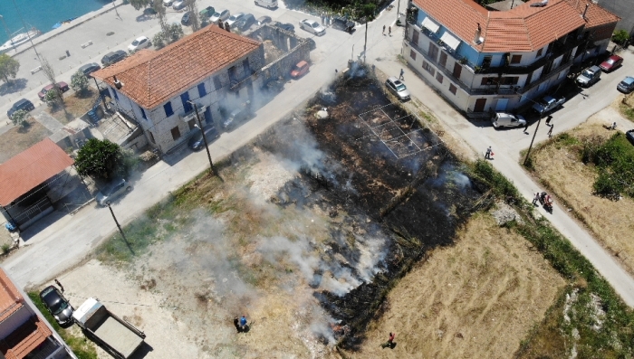 Φωτιά εκδηλώθηκε στον οικισμό του Μύτικα το μεσημέρι (φωτο-video)