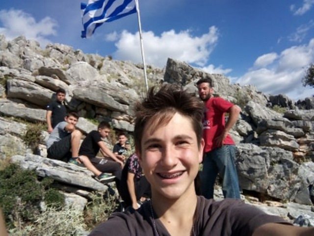Παιδιά ύψωσαν την ελληνική σημαία πάνω από το Κεφαλόβρυσο Αιτωλικού