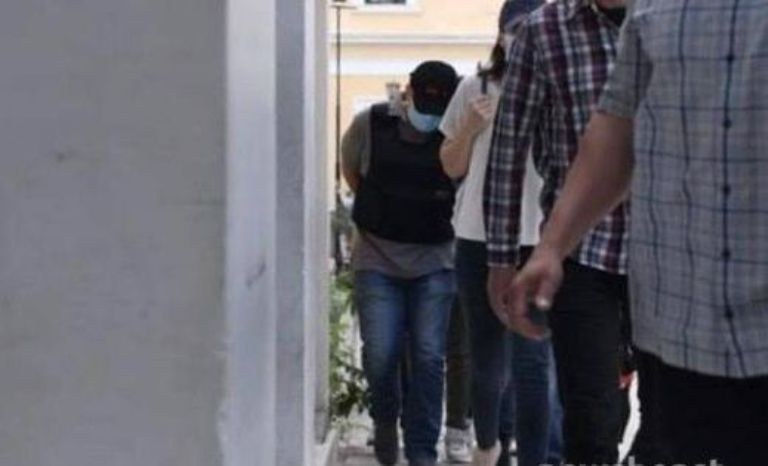 Οι πρώτες εικόνες από την άφιξη του γιατρού «μαϊμού» στον ανακριτή