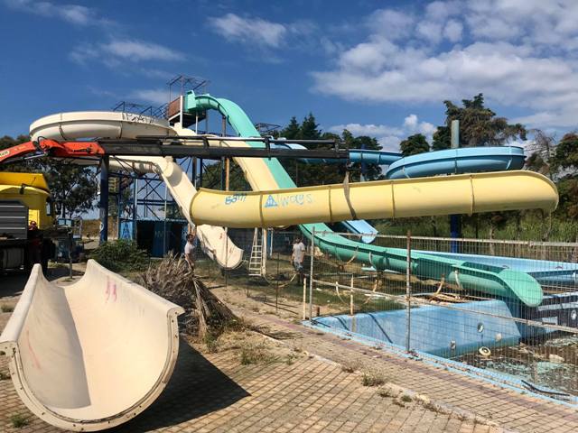 Ναύπακτος: Ξεκίνησαν οι εργασίες απομάκρυνσης των νεροτσουληθρών στην παραλία της Βαριάς