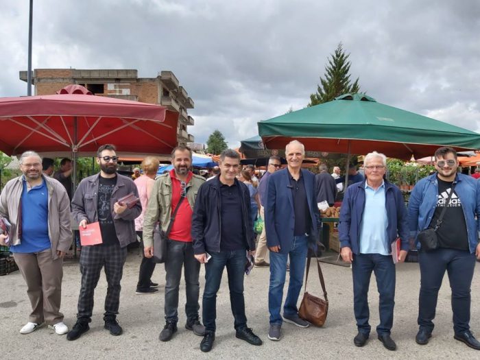 Στην λαϊκή αγορά Αγ. Βαρβάρας Αγρινίου στελέχη του ΣΥΡΙΖΑ με τον Γ. Βαρεμένο