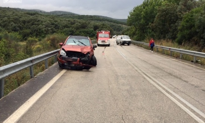 Σφοδρή σύγκρουση με τραυματισμό στην Εθνική Οδό Αμφιλοχίας – Βόνιτσας (φωτο)