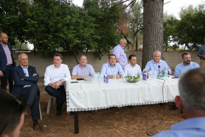 Ο Α.Τσίπρας στα γραφεία του Αγροτικού Συλλόγου Ελαιοπαραγωγών Αιτωλικού(βιντεο)