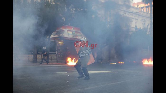 Ένταση με χημικά και πετροπόλεμο στο Σύνταγμα