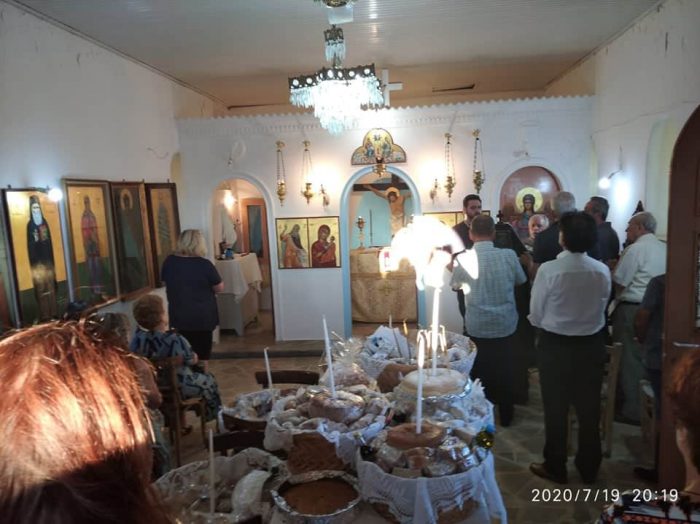 Πλήθος πιστών στον εσπερινό στο ξωκλήσι του Προφήτη Ηλία Νέας Αβώρανης,