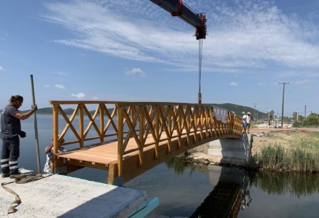 Έργα ανάπλασης στο Αιτωλικό: Τοποθετήθηκε ξύλινη πεζογέφυρα(video)