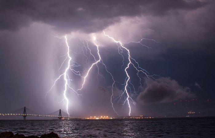 Η στιγμή που κεραυνοί «χορεύουν» γύρω από την Γέφυρα Ρίου – Αντιρρίου-Φαντασμαγορία!