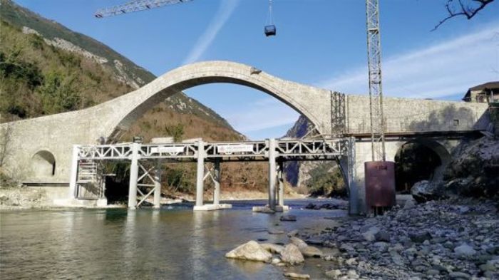 Όρθιο ξανά το γεφύρι της Πλάκας