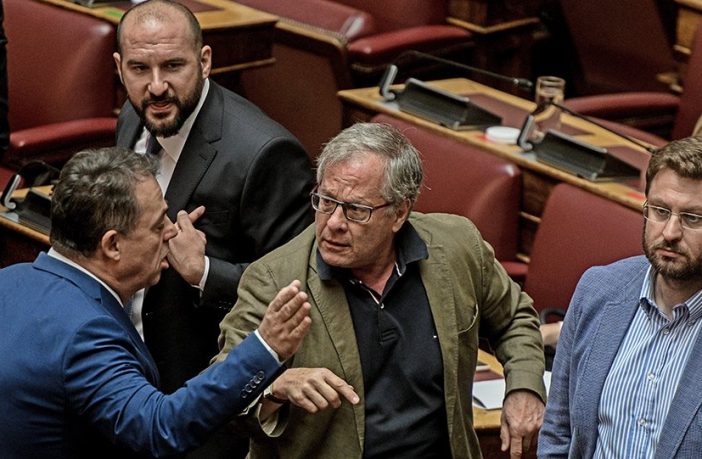 Στην πόρτα της εξόδου από την προεδρία του Κεντρικού Συμβουλίου Υγείας ο Αχαιός βουλευτής του ΣΥΡΙΖΑ Κ. Μάρκου