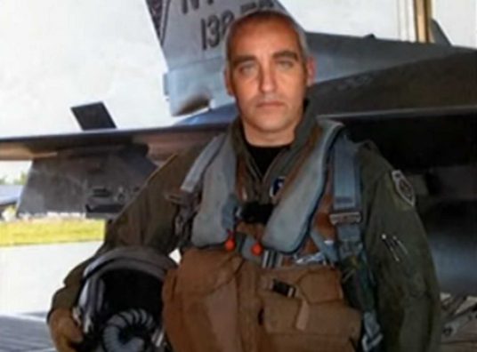 Ψευτογιατρός: Νέα φωτογραφία ντοκουμέντο – Ντυμένος πιλότος σε στιλ “Top Gun” (video)