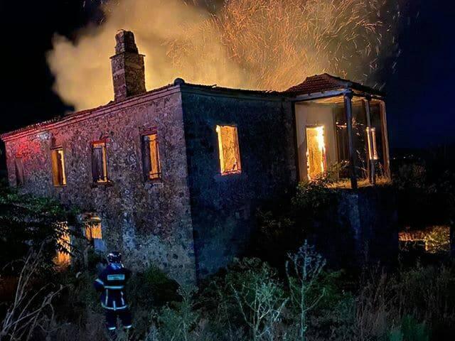 Σταμνά: Καταστράφηκε ολοσχερώς από πυρκαγιά το αρχοντικό Κατσώτα