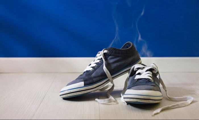 Τα τρία κόλπα για να μη μυρίζουν τα παπούτσια το καλοκαίρι