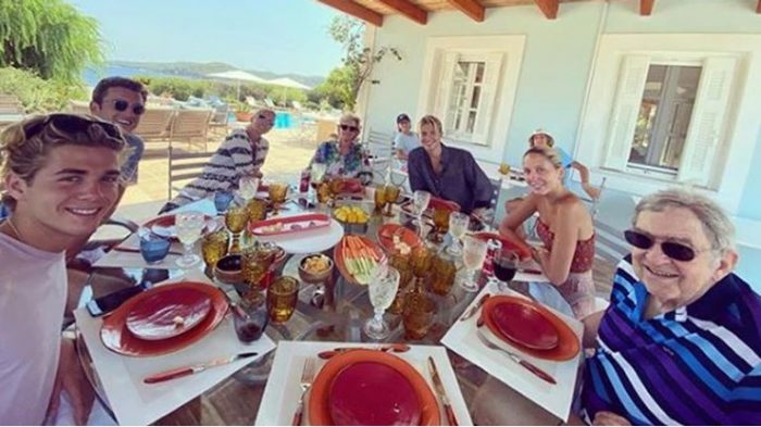 Τέως Κωνσταντίνος: Οικογενειακά στις Σπέτσες – Παύλος, Μαρί Σαντάλ, Μαρία Ολυμπία και ο σύντροφός της