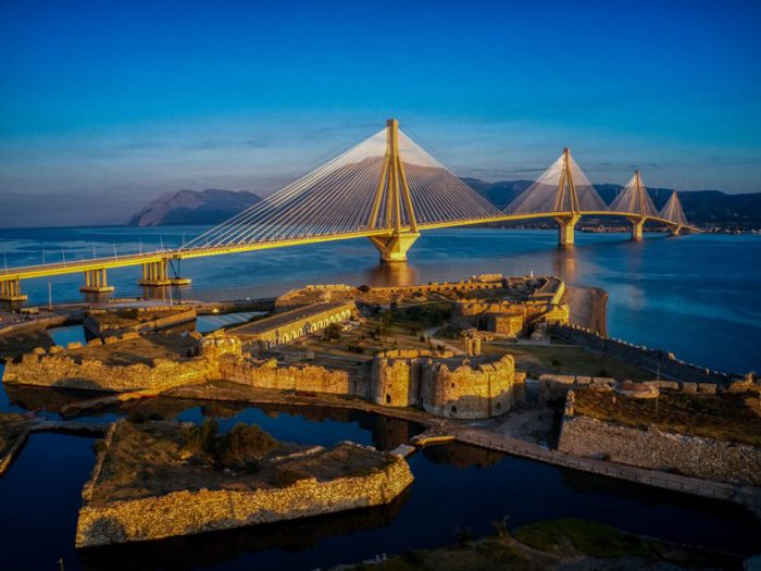 Η γέφυρα Ρίου Αντιρρίου στο φως της ανατολής