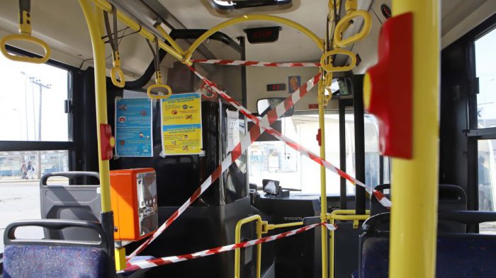 Αθήνα: Χειροπέδες σε 17χρονο που δεν φορούσε μάσκα σε λεωφορείο(video)