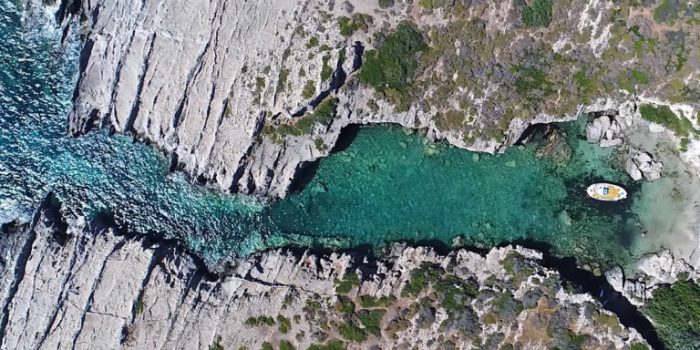 Η πιο πριβέ παραλία της Ελλάδας -Ενα φυσικό φιόρδ με άσπρη άμμο, ένας τιρκουάζ παράδεισος